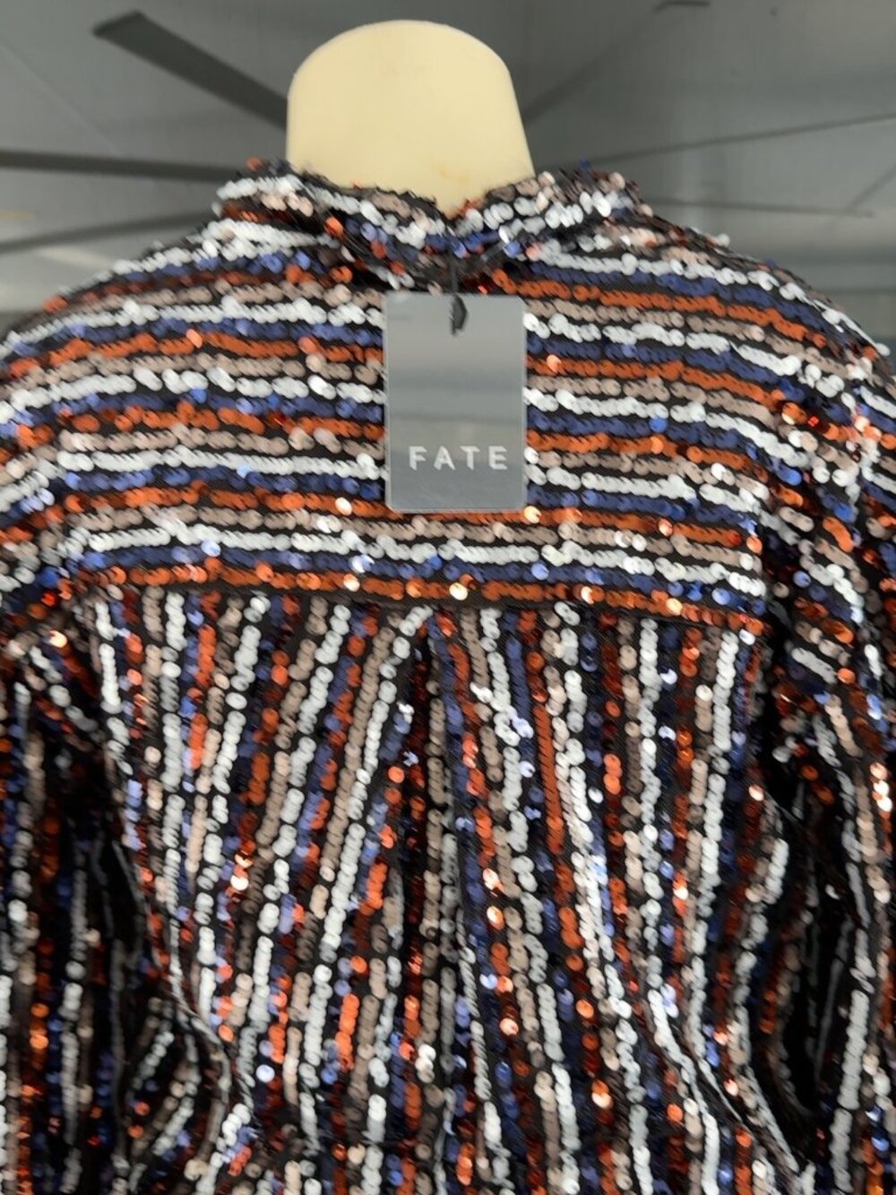 ✨ Top FATE con lentejuelas y detalle retorcido en la parte delantera – Talla S /